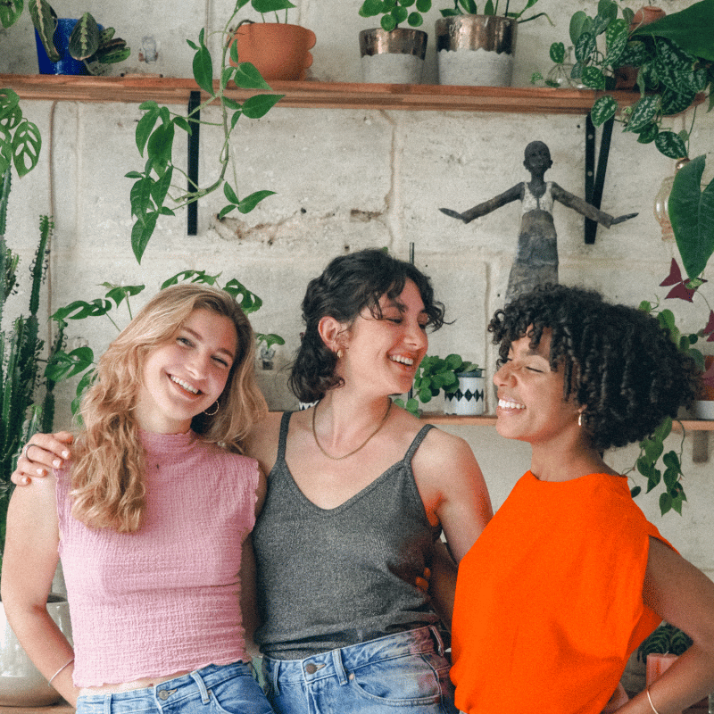 Margot, Margaux et Josephine, les trois co-fondatrices de Jaya qui posent avec le sourire.