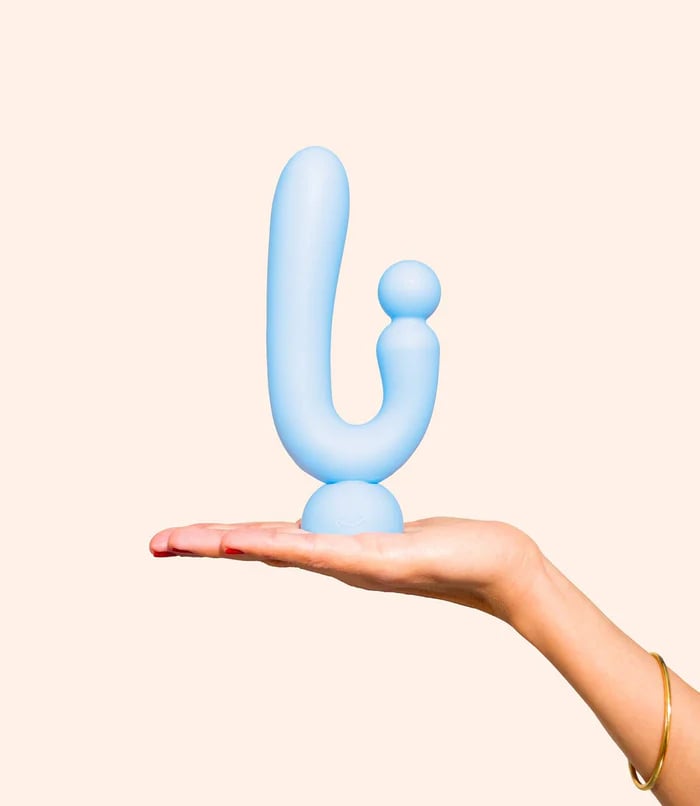 Sextoy chouchou bleu ciel de la marque puissante présenté dans sur une main.