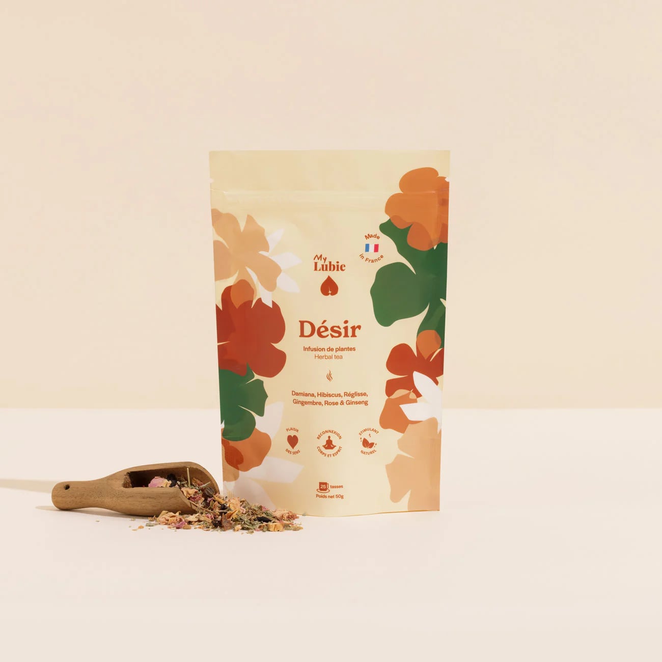 Pack de l'infusion Désir de la marque My Lubie présenté avec une pelle à tisane contenant un peu du produit.