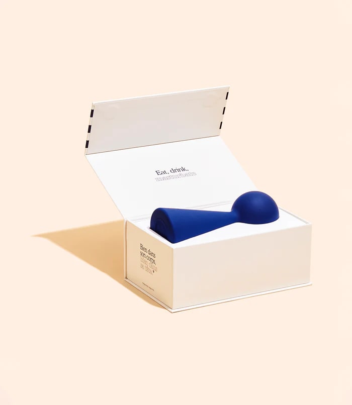 Le sextoy Bisou de la marque Puissante dans sa boîte de rangement.