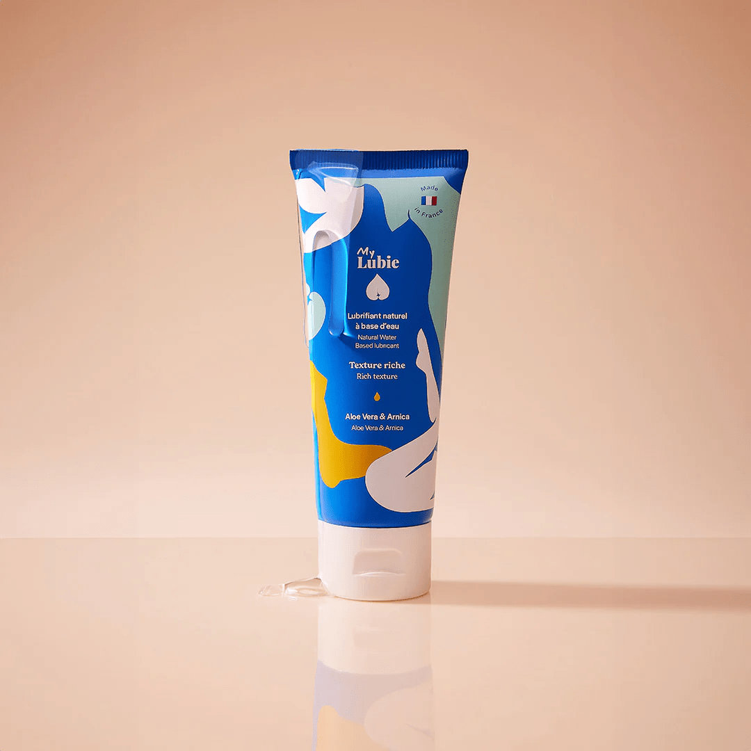 Le lubrifiant à base d'eau avec une texture riche de la marque my lubie présenté sur fond clair avec un peu de produit pour montrer la texture sur le packaging.