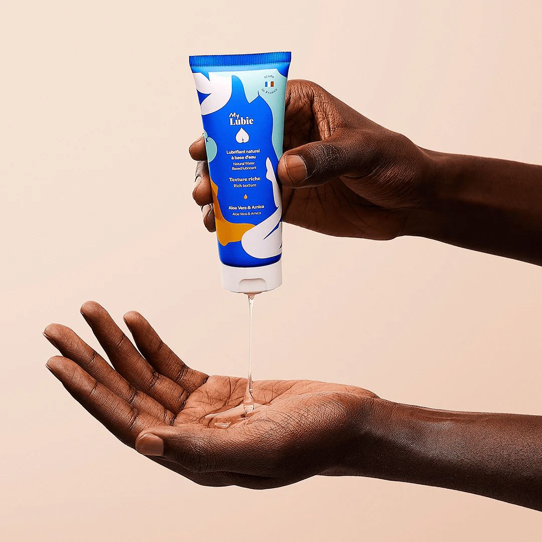 Le lubrifiant à base d'eau avec une texture riche de la marque my lubie présenté par deux mains font couler le produit.